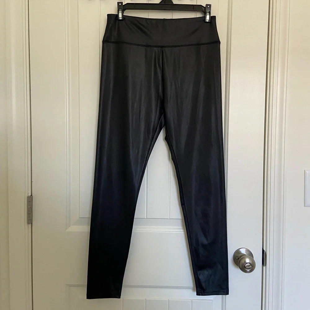Wild Fable women’s shine finish leggings — medium